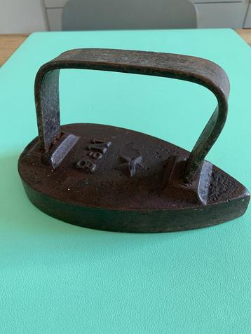 Antiek gietijzeren strijkijzer – ook als presse papier beschikbaar voor biedingen