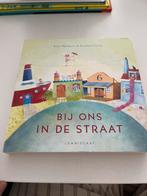 Bij ons in de straat - Kinderboek, Ophalen of Verzenden, Zo goed als nieuw, 1 tot 2 jaar