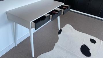 Bureau of make-up beschikbaar voor biedingen