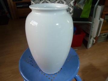 Witte hoge bolle vaas 25 cm beschikbaar voor biedingen