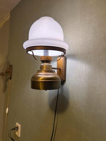 Antieke Wandlamp met Glazen Kap beschikbaar voor biedingen