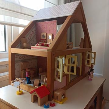 Houten poppenhuis met poppen en meubeltjes (oa Goki, HEMA)  beschikbaar voor biedingen