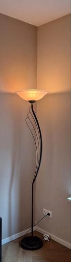 Staande bronskleurige schemerlamp met glazen schaal, Huis en Inrichting, Lampen | Vloerlampen, Ophalen, Metaal, 150 tot 200 cm