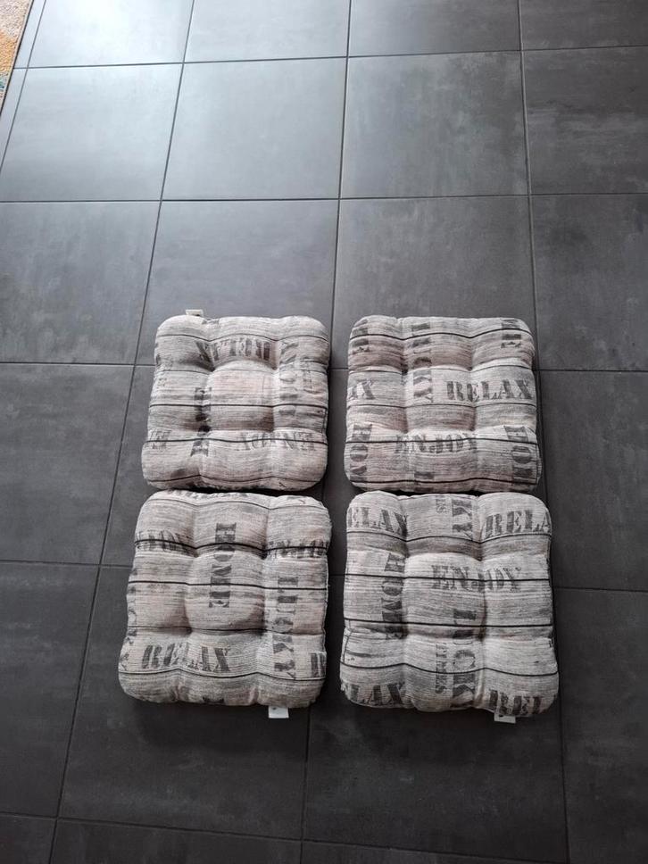 4 Gewatteerde Kussens - Relax & Enjoy, Huis en Inrichting, Woonaccessoires | Kussens, Zo goed als nieuw, Grijs, Vierkant, Ophalen of Verzenden