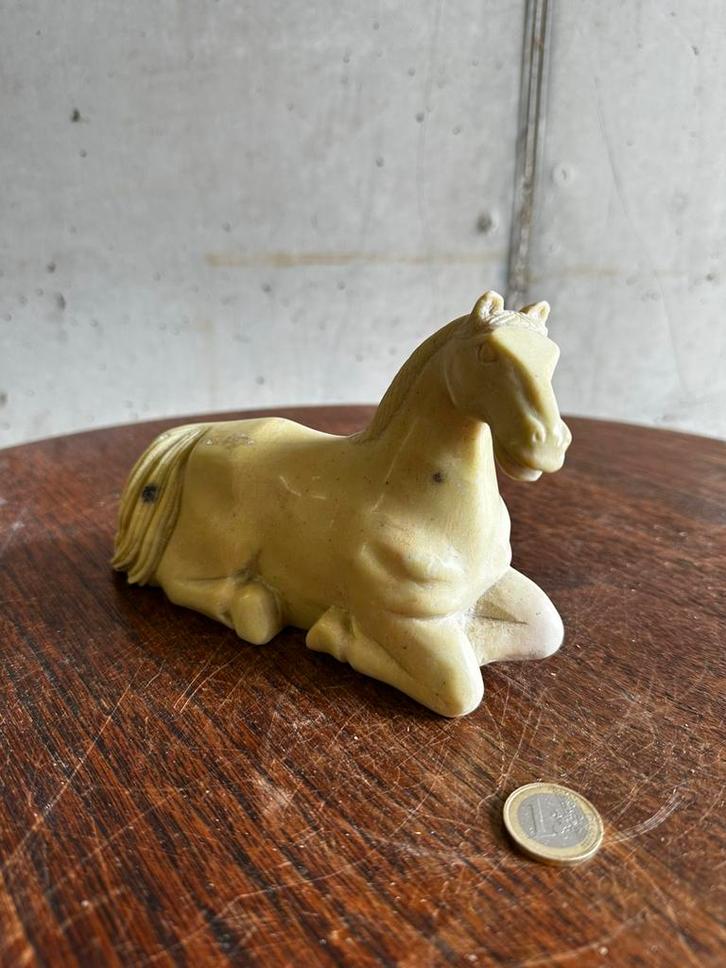 Gesneden speksteen paard – liggend beeldje, Verzamelen, Beelden en Beeldjes, Zo goed als nieuw, Dier, Ophalen of Verzenden