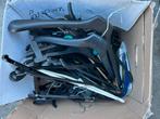 Doos vol plastic kledinghangers (GRATIS), Ophalen, Gebruikt, Kunststof, Volwassenen