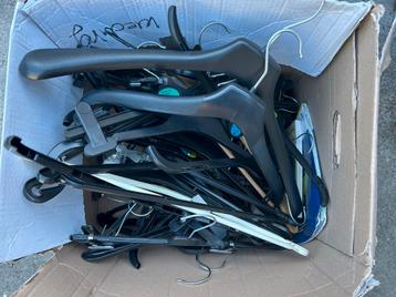 Doos vol plastic kledinghangers (GRATIS) beschikbaar voor biedingen