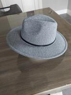 Grijze gleufhoed hoed maat 57, Ophalen of Verzenden, Zo goed als nieuw