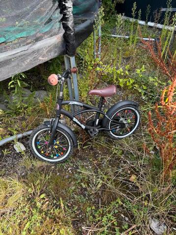 Kleine jongens fiets beschikbaar voor biedingen