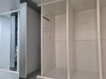 Hoge ikea kast met planken en lades beschikbaar voor biedingen