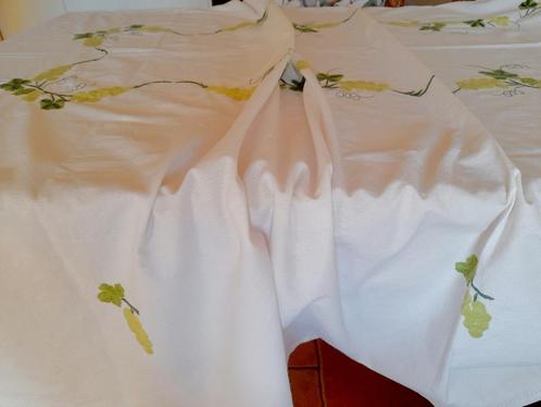 Brocante handgeborduurd tafelkleed druiventrossen., Antiek en Kunst, Antiek | Kleden en Textiel, Verzenden