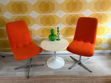 Set vintage eetkamer/bureau stoelen oranje met chromen poten beschikbaar voor biedingen