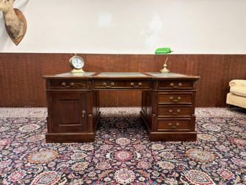 Klassiek Engels Chesterfield Bureau Partnerdesk beschikbaar voor biedingen
