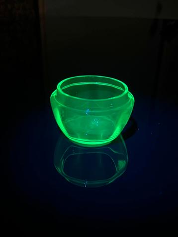 Uranium groen glas bakje uraniumglas beschikbaar voor biedingen