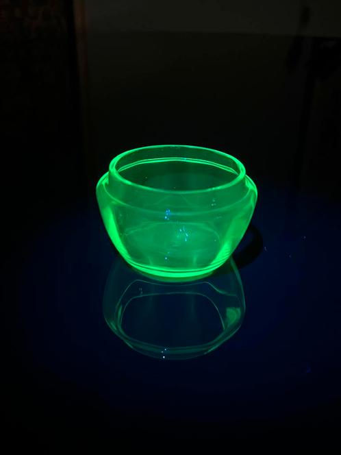Uranium groen glas bakje uraniumglas, Antiek en Kunst, Antiek | Glas en Kristal, Ophalen of Verzenden