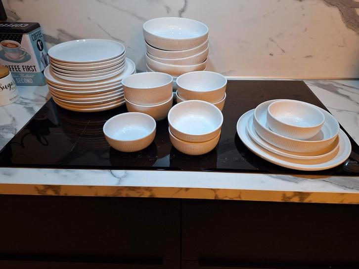 Royal van Kempen en Begeer AH servies wit, Huis en Inrichting, Keuken | Servies, Zo goed als nieuw, Compleet servies, Effen, Aardewerk