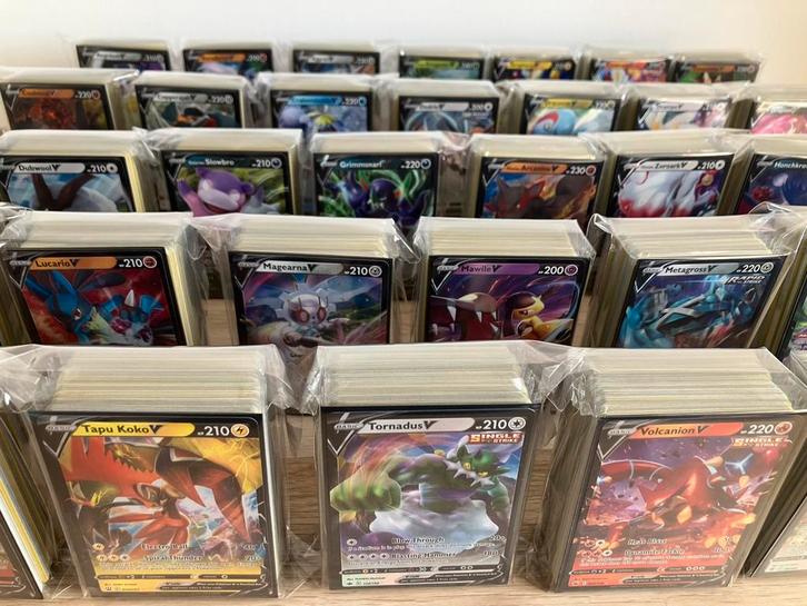 SINT TIP! Diverse sets van 100 verschillende Pokemon kaarten, Hobby en Vrije tijd, Verzamelkaartspellen | Pokémon, Zo goed als nieuw