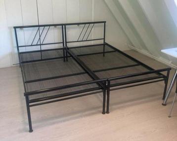 2 eenpersoonsbedden  beschikbaar voor biedingen