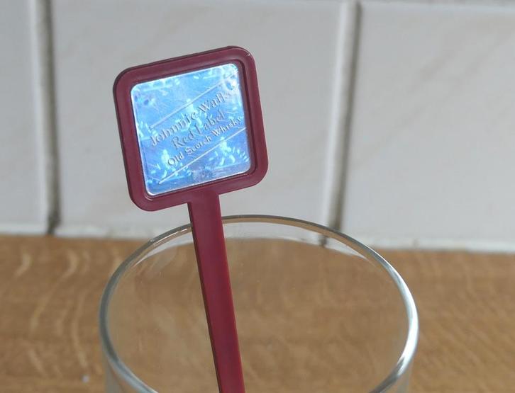 Johnnie Walker Red Label whisky stirrer rood plastic whiskey, Verzamelen, Merken en Reclamevoorwerpen, Gebruikt, Gebruiksvoorwerp