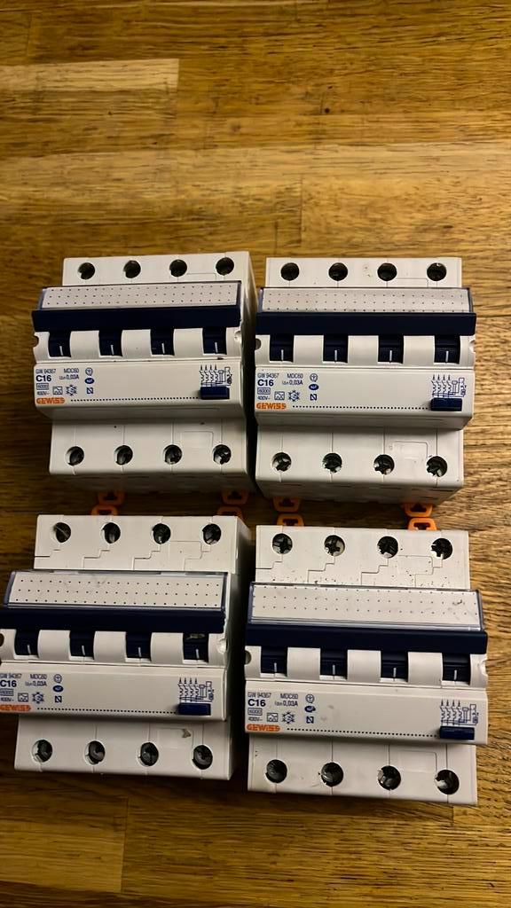 GEWISS aardlekautomaat 4 polig C16, Doe-het-zelf en Verbouw, Elektra en Kabels, Zo goed als nieuw, Overige typen, Ophalen of Verzenden