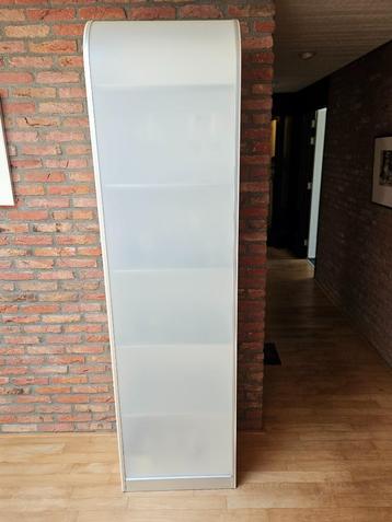 kast beschikbaar voor biedingen