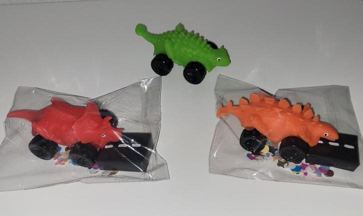 Traktatie Dino stretch auto'tje + rozijntjes of dummys, Hobby en Vrije tijd, Feestartikelen, Nieuw, Feestartikel, Verjaardag, Ophalen of Verzenden
