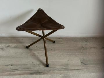 Leren driepootkrukje – inklapbaar – vintage look beschikbaar voor biedingen
