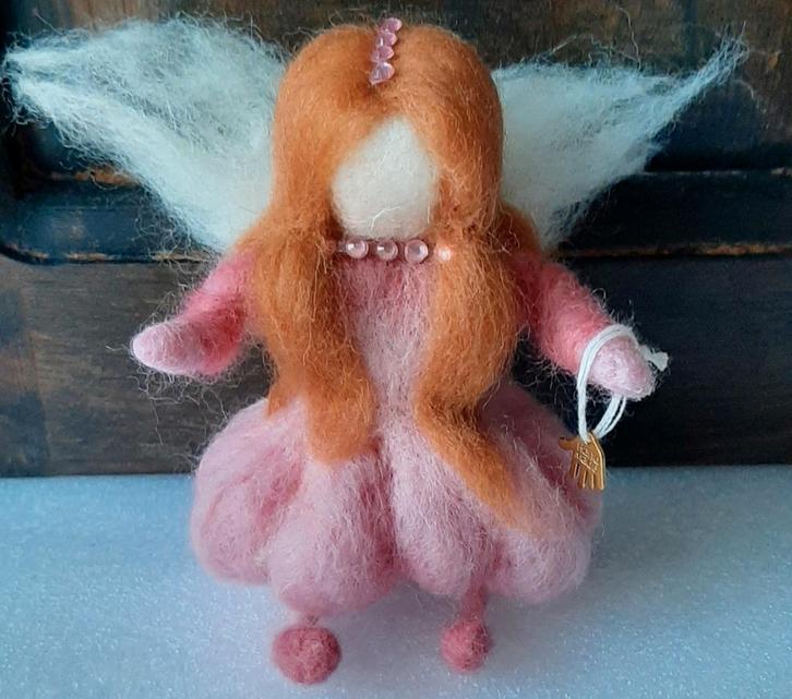 Genaaldvilt zittend engeltje wol engel rose handgemaakt, Hobby en Vrije tijd, Vilt, Ophalen of Verzenden