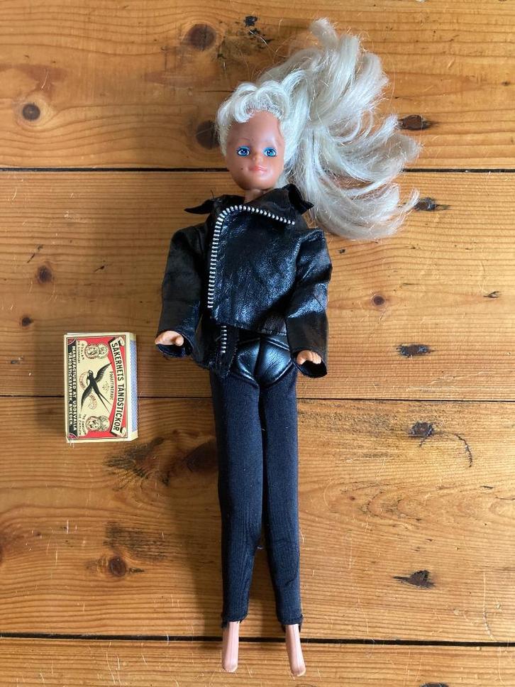 Olivia Newton-John Grease barbie pop in zwart leren outfit, Verzamelen, Poppen, Zo goed als nieuw, Pop, Ophalen of Verzenden