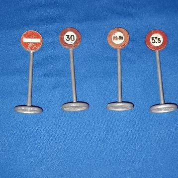 Dinky Toys verkeersborden beschikbaar voor biedingen