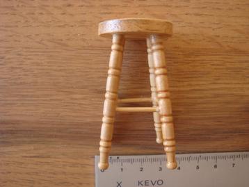 1:12 poppenhuis houten kruk krukje  beschikbaar voor biedingen