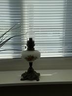 Antieke petroleumlamp, wit melkglas met bloemenmotief, Ophalen