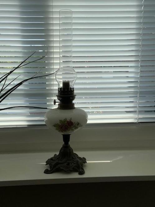 Antieke petroleumlamp, wit melkglas met bloemenmotief, Antiek en Kunst, Antiek | Lampen, Ophalen