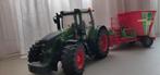 Bruder Fendt 936 met Strautmann voermengwagen, Hobby en Vrije tijd, Modelbouw | Auto's en Voertuigen, Ophalen of Verzenden, Zo goed als nieuw