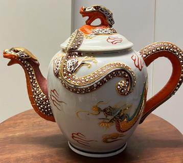 Japanse Satsuma(?) moriage Drie Draken theepot. beschikbaar voor biedingen