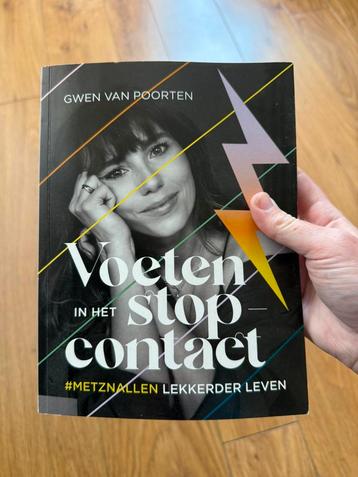 Voeten in het stopcontact beschikbaar voor biedingen