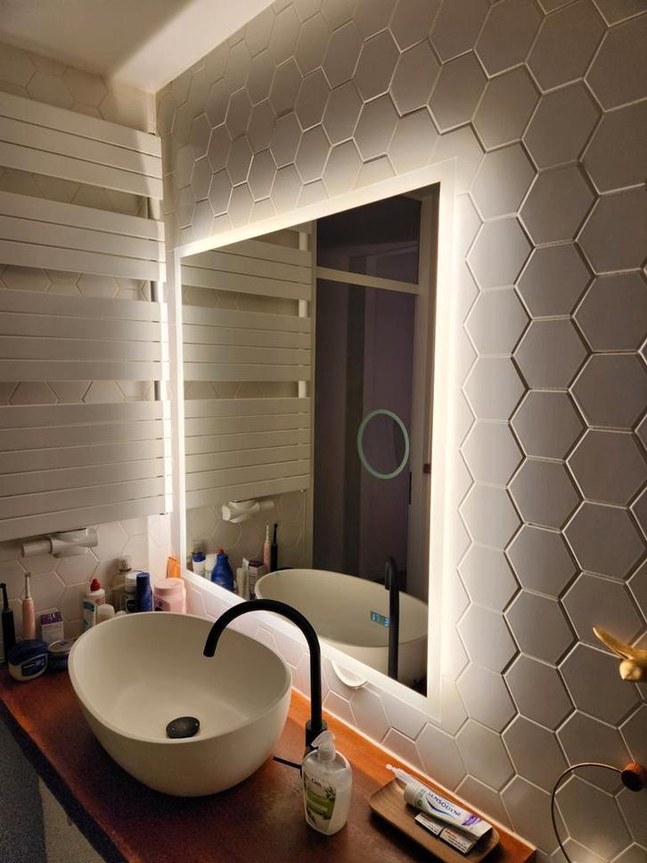 LED Badkamerspiegel met Klok - 100x100cm, Huis en Inrichting, Woonaccessoires | Spiegels, Zo goed als nieuw, 75 tot 100 cm, 100 tot 150 cm