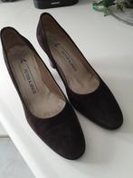 Bruin suède dames pumps Peter Kaiser maat 4,5, Peter Kaiser, Pumps, Bruin, Ophalen of Verzenden