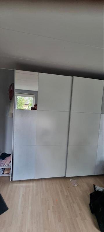 Witte Kledingkast met Schuifdeuren beschikbaar voor biedingen