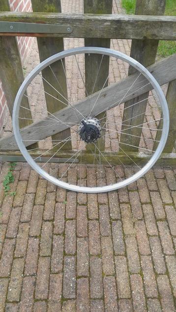 28 inch achterwiel 7V ; mist 2 spaken beschikbaar voor biedingen