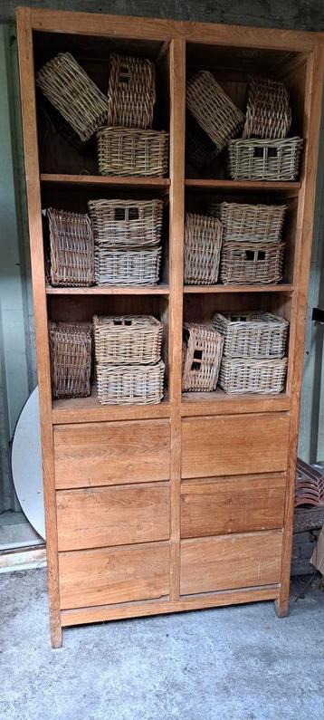 Houten kast met 6 lades (rieten mandjes los te koop) beschikbaar voor biedingen