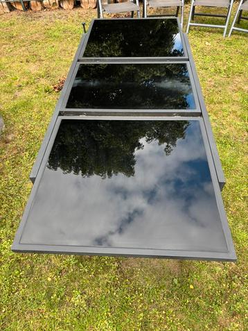 Uitschuifbare tuintafel met zwart glas beschikbaar voor biedingen