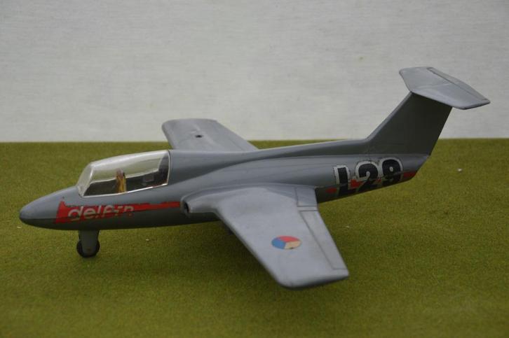 Vintage vliegtuig met vliegwieltje: Delfin L29 kunststof, Hobby en Vrije tijd, Modelbouw | Vliegtuigen en Helikopters, Gebruikt