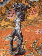 Antiek brons beeldje uit Afrika van man met tros bananen., Ophalen of Verzenden