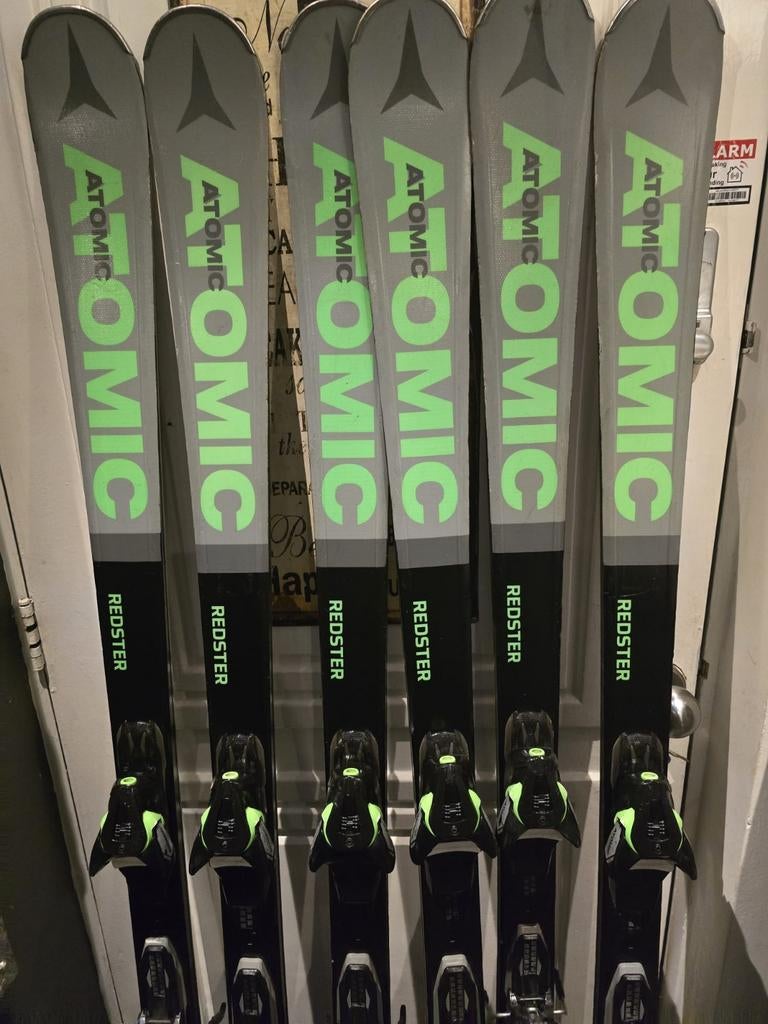 ATOMIC REDSTER XT WOODCORE TITANIUM CARVE SKIS, 160 tot 180 cm, Ophalen of Verzenden, Zo goed als nieuw, Carve