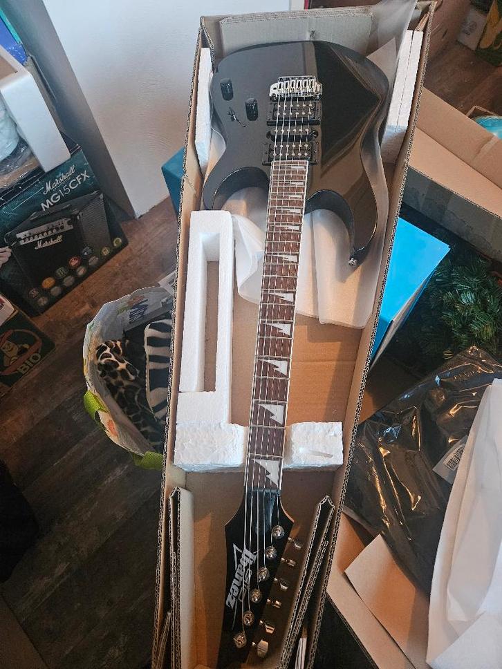 Ibanez GRG170DX met Marshall MG15CFX, Muziek en Instrumenten, Snaarinstrumenten | Gitaren | Elektrisch, Zo goed als nieuw, Solid body