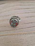 Antieke, Tibetaanse ring, met stukjes turquoise en koraal.