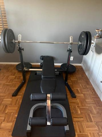 Complete halterbank set met rek, stang en gewichten beschikbaar voor biedingen