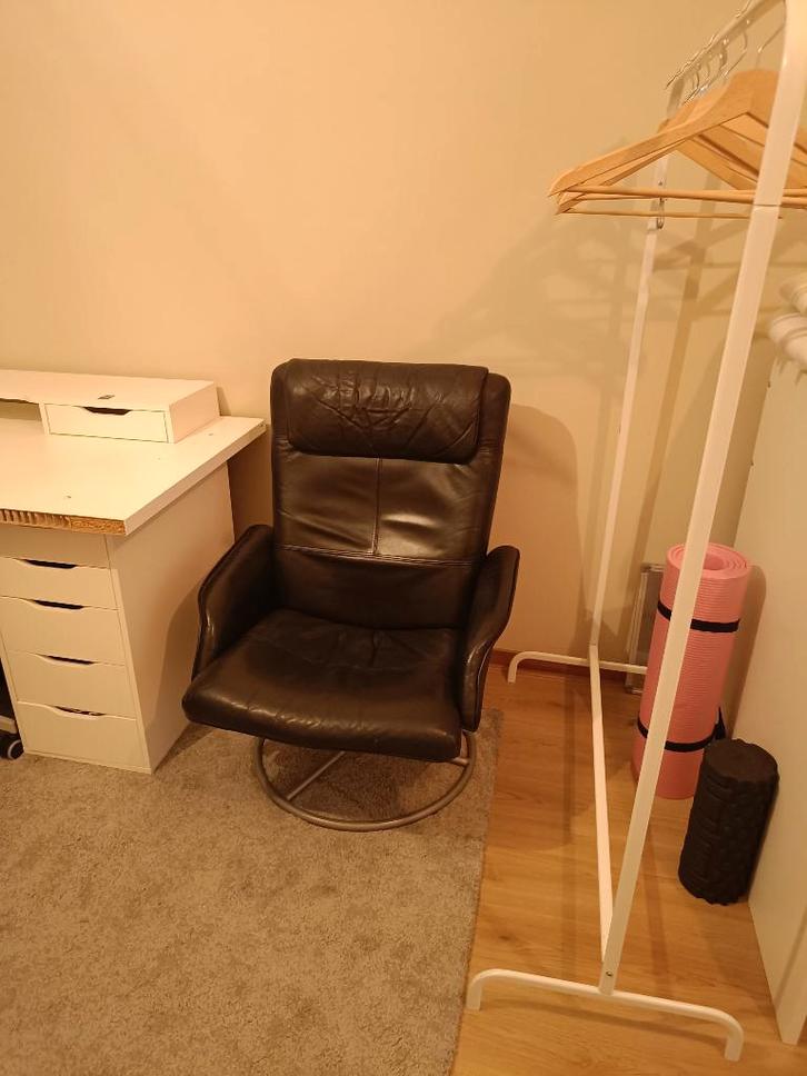 Moving out sale (couch, desk, chair, bed, table, carpet...), Huis en Inrichting, Banken | Complete zithoeken, Zo goed als nieuw