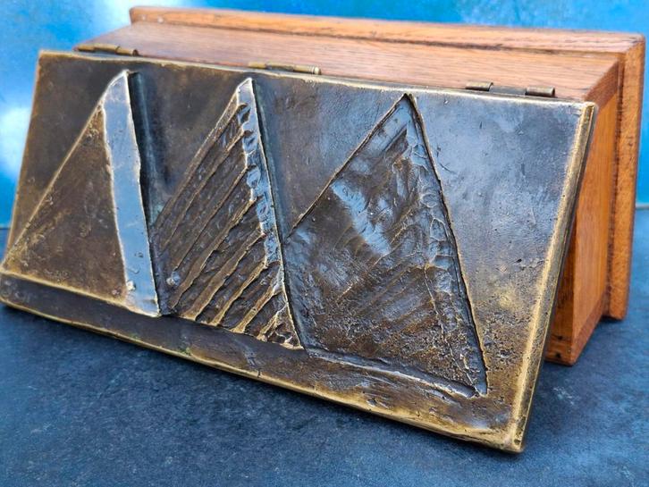 AMSTERDAMSE SCHOOL. Ca '25. Piramide/Toetanchamon. Sign., Antiek en Kunst, Curiosa en Brocante, Ophalen